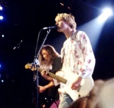 Kurt Cobain - Kurt Cobain (front) and Krist Novoselic (left) live at the 1992 MTV Video Music Awards.