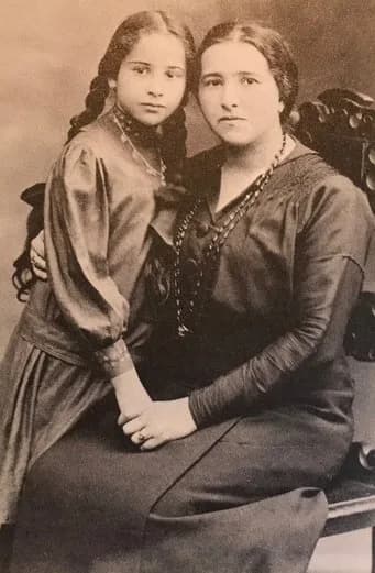 Hannah Arendt - Hannah Arendt with her mother at the age of 8