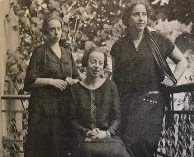 Hannah Arendt - Eva and Clara Beerwald with Hannah Arendt ca.1922