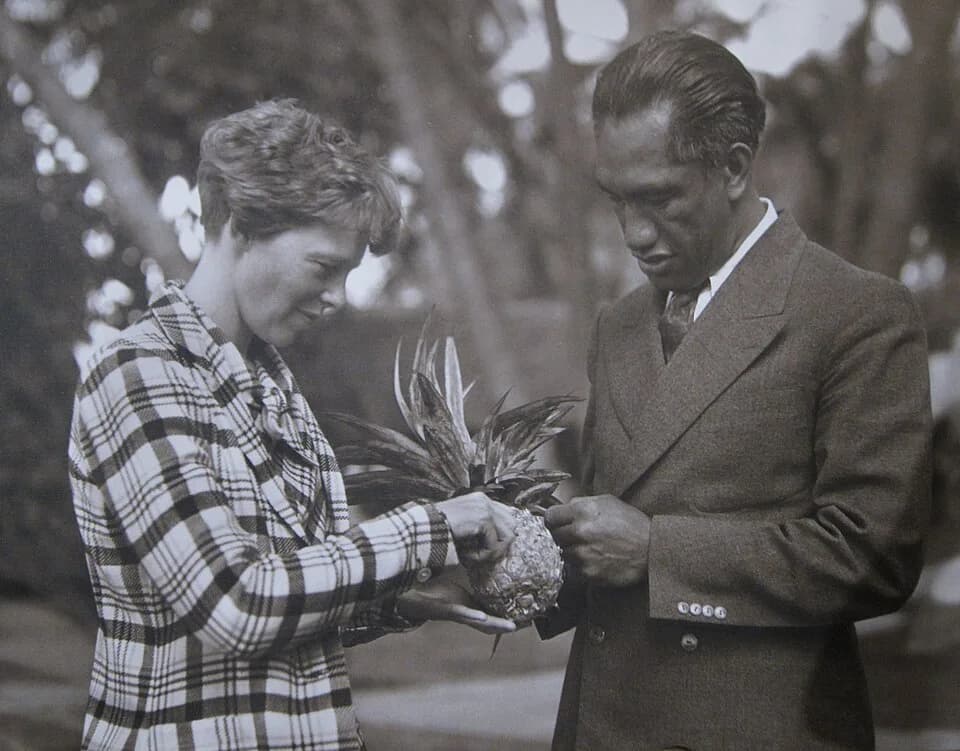 Amelia Earhart - Anonymous photo of Amelia Earhart and Duke Kahanamoku in Hawaii, Dec., 1934 or Jan., 1935