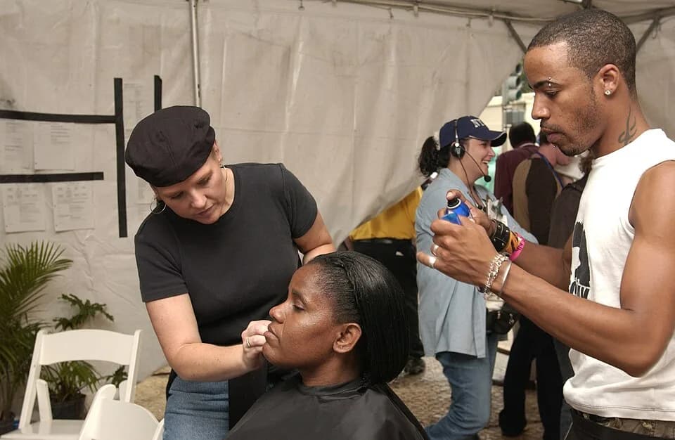 Aretha Franklin - Yeoman 2nd Class Katherine Ward gets her hair and makeup touched up before going on stage to introduce Aretha Franklin during a concert in tribute to U.S. military members on the Nat