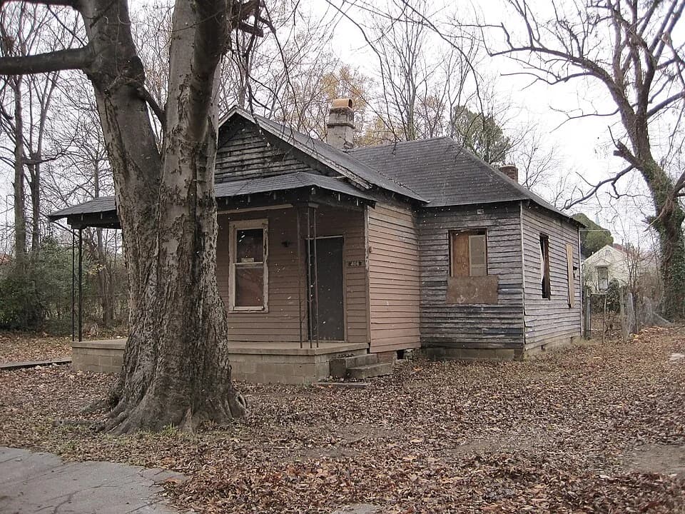 Aretha Franklin - Aretha Franklin birthplace at 406 Lucy Avenue in Memphis, Tennessee. (Snow flurries in the pictures.)