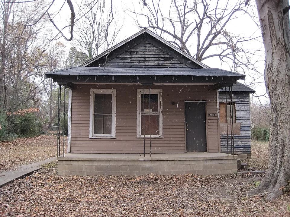 Aretha Franklin - Aretha Franklin birthplace at 406 Lucy Avenue in Memphis, Tennessee. (Snow flurries in the pictures.)
