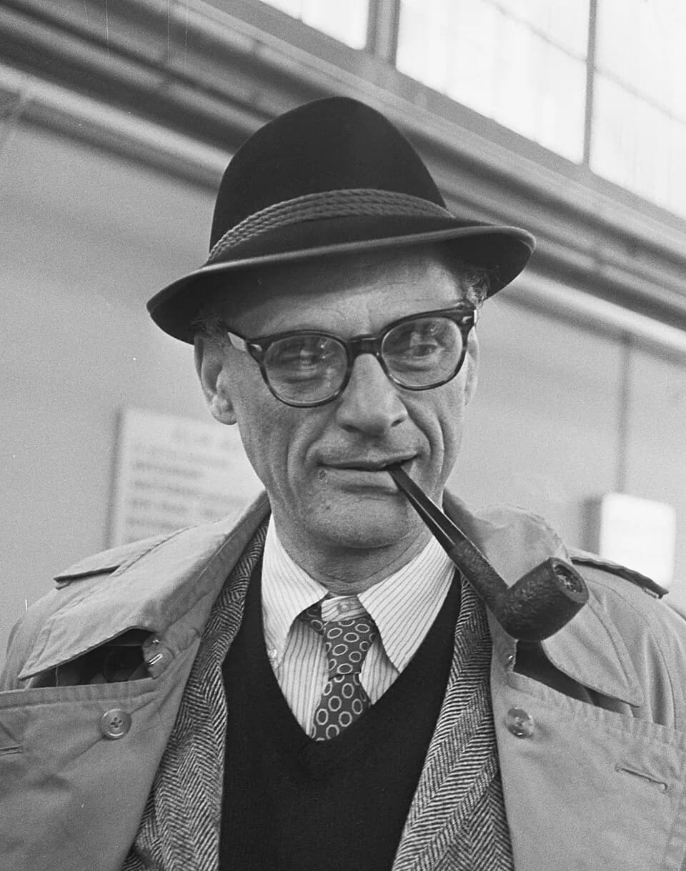 Arthur Miller - De Amerikaanse toneelschrijver Arthur Miller op Schiphol