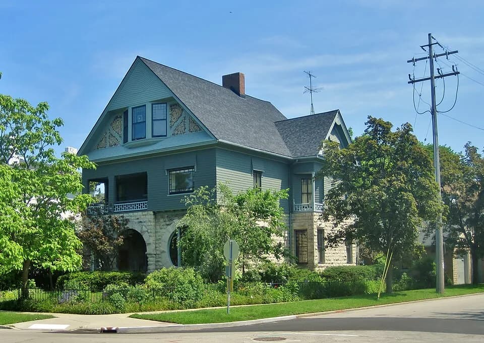 Orson Welles - Frederick J. Gottfredsen House in the Library Park Historic District, Kenosha, WI (1888). Gottfredsen was born in Kenosha in 1857 and was educated at Lake Forest Academy. He joined his
