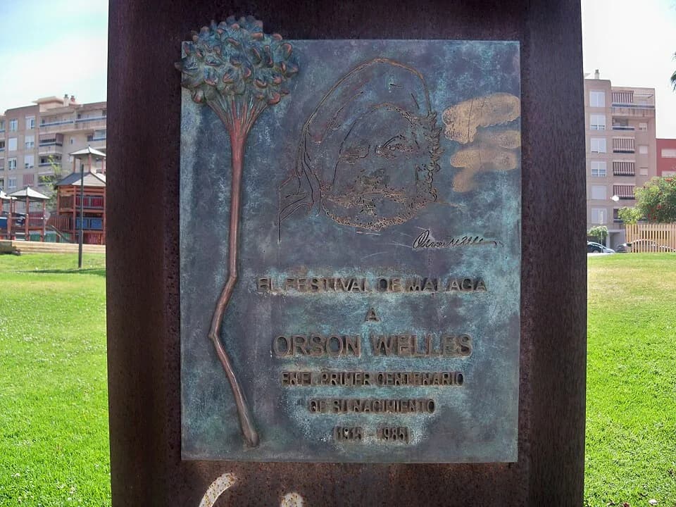 Orson Welles - Monumento conmemorativo dedicado a Orson Welles en el parque del Cine, distrito Teatinos-Universidad, Málaga, España. El monumento consta de un monolito metálico sobre el que se sitúa u
