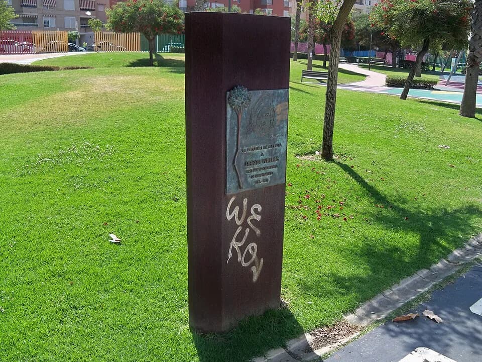 Orson Welles - Monumento conmemorativo dedicado a Orson Welles en el parque del Cine, distrito Teatinos-Universidad, Málaga, España. El monumento consta de un monolito metálico sobre el que se sitúa u
