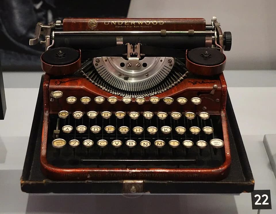 Orson Welles - Underwood portable typewriter used by Orson Welles in the 1930s and 1940s. 




National Museum of American History
  





Native name
National Museum of American History 

Parent inst