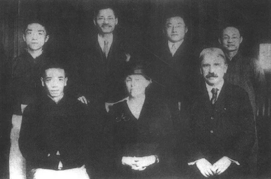 John Dewey - Hu Shih, John Dewey and others in Shanghai, 1919.front row (left to right): Shi Liangcai, John Dewey's wife , John Deweyback row (left to right): Hu Shih, Jiang Menglin, Tao Xingzhi, Zhan