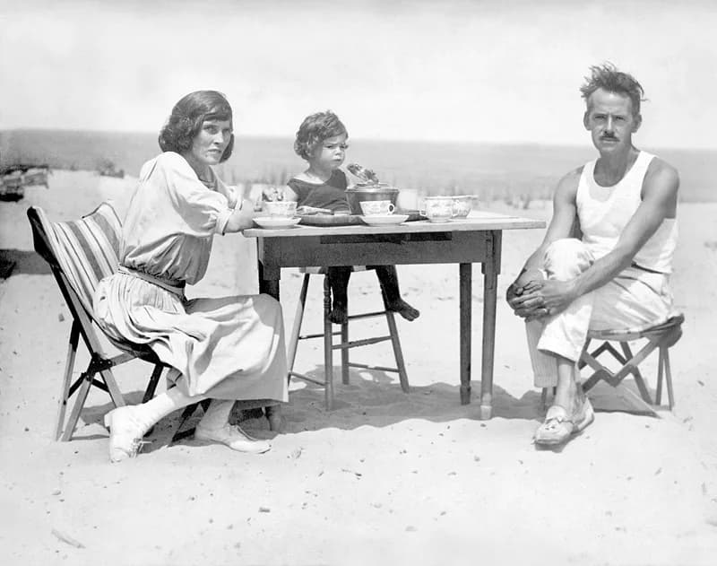 Eugene O'Neill - Eugene O'Neill with his wife Agnes Boulton and son Shane in Cape Cod, 1922.