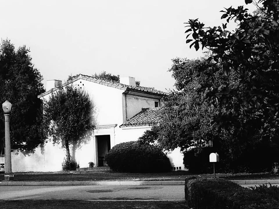 Edwin Hubble - Edwin Powell Hubble House — in San Marino, Los Angeles County, California.
Former residence of the astromomer Edwin Hubble.
1975 photo (cropped).