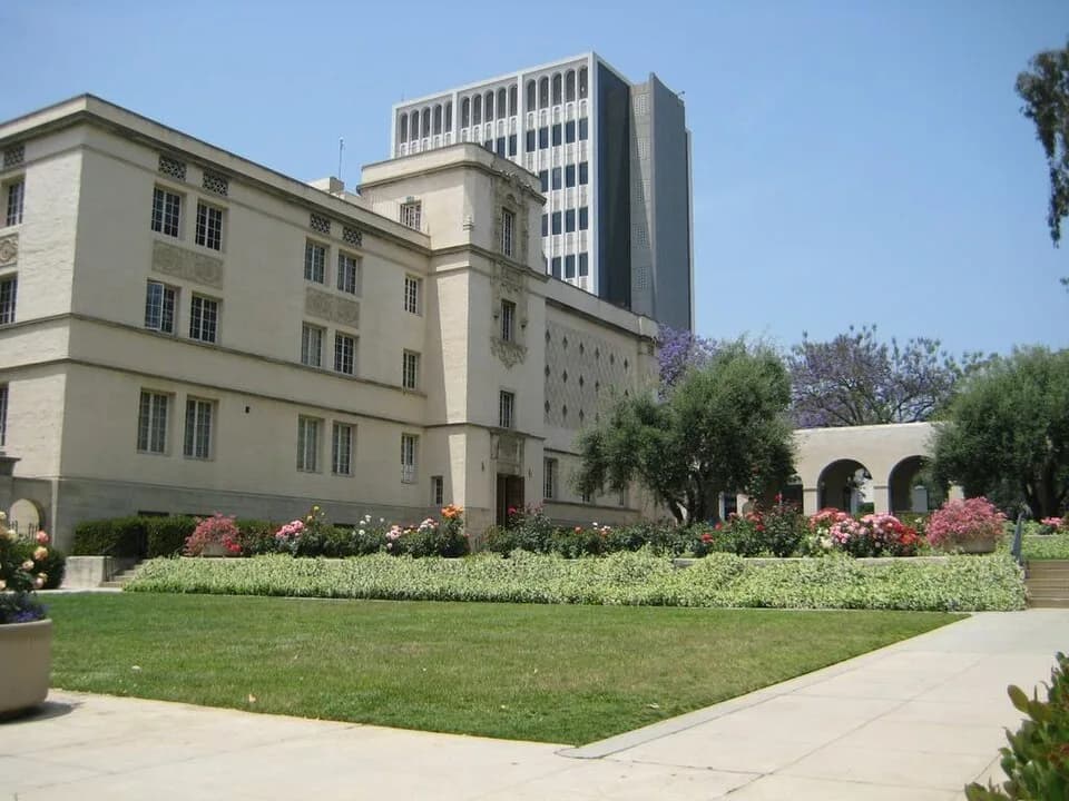 Robert Andrews Millikan - Caltech from California Boulevard. The foreground building is Bridge Laboratory, a physics building. The only tall building on the campus is Millikan Library, in the backgr