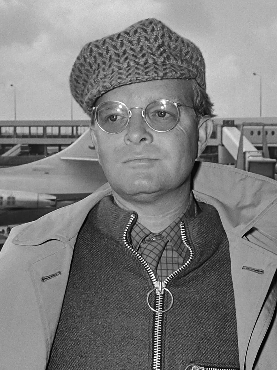 Truman Capote - Aankomst schrijver Truman Capote (links) en regisseur Richard Brooks op Schiphol voor de première van de film "In Koelen Bloede" ("In Cold Blood")