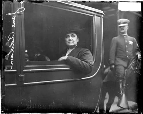 Jane Addams - Jane Addams in a car