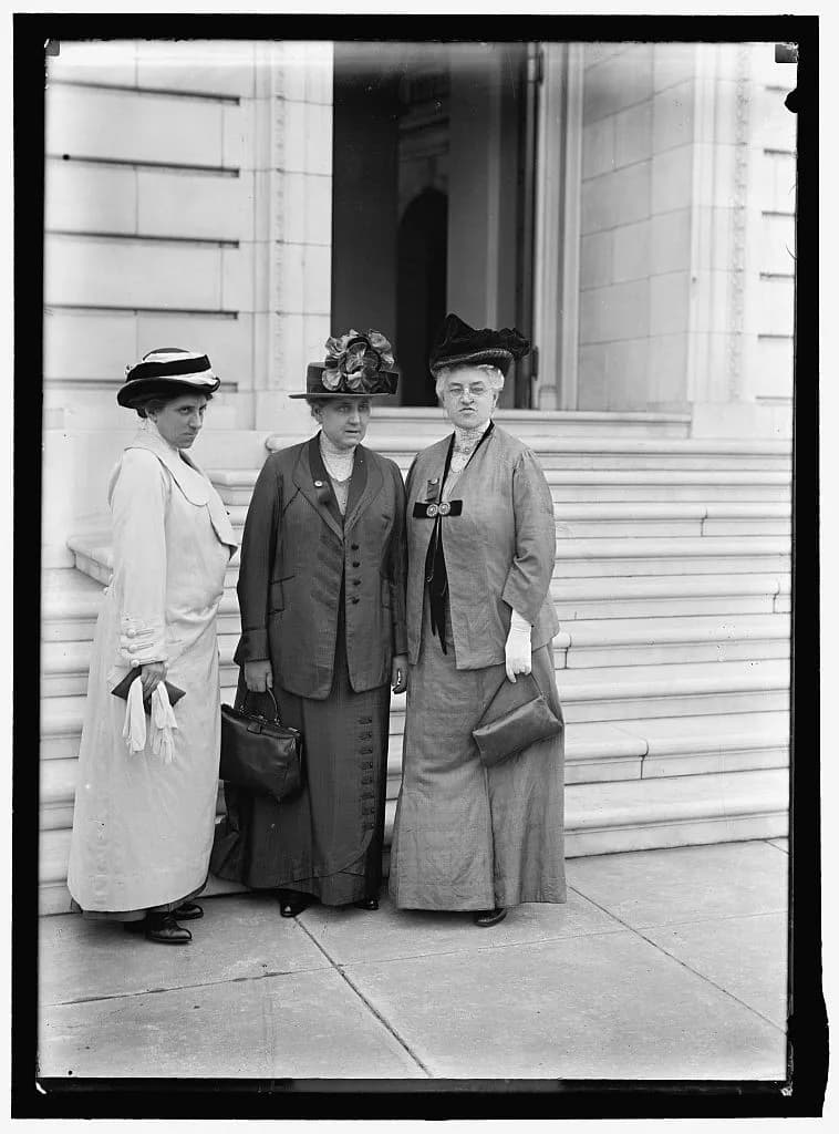 Jane Addams - ADDAMS, JANE, WITH JULIA LATHROP, L, AND MARY E. McDOWELL 03076v.jpg