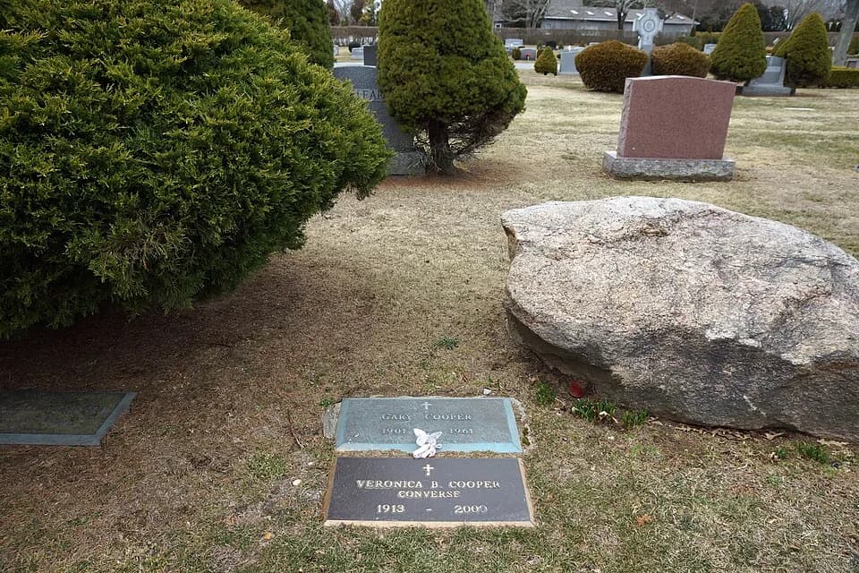 Gary Cooper - Gary Cooper's grave in Sacred Hearts Cemetery in Southampton, New York