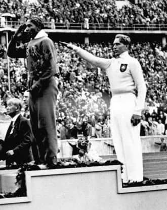 Jesse Owens - Luz Long, deutscher Leichtathlet, bei der Siegerehrung zum Weitsprung der Olympischen Spiele 1936 neben Jesse Owens