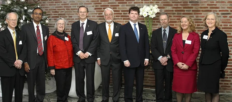 Elinor Ostrom - From left to right: 

Oliver E. Williamson (Economics), Venkatraman Ramakrishnan (Chemistry), Elinor Ostrom (Economics), Jack W. Szostak (Medicine), Thomas A. Steitz (Chemistry), Ambas