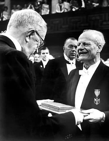 Hans Bethe - Hans Bethe mottar 1967 nobelpriset i fysik ur kung Gustaf VI Adolfs hand.