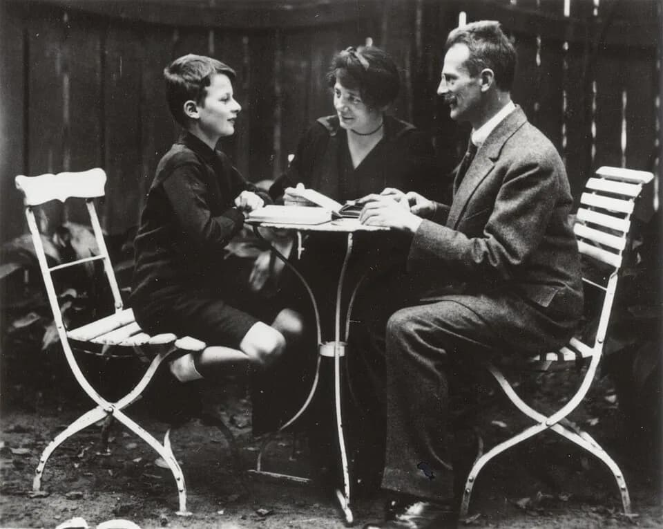 Hans Bethe - Hans Bethe, aged 12, with his parents.