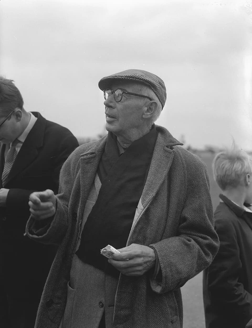 Henry Miller - Collectie / Archief : Fotocollectie Anefo
Reportage / Serie : [ onbekend ]
Beschrijving : Aankomst op Schiphol van de Amerkaanse schrijver Henry F. Miller
Datum : 19 mei 1959
Fotograaf 
