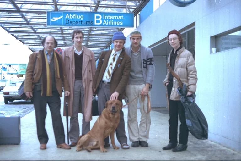 Allen Ginsberg - Beschreibung: Allen Ginsberg (links) mit Peter Orlovski (mitte) und Steven Taylor (rechts) am Frankfurter Flughafen 1978
Quelle: by Herbert Rusche