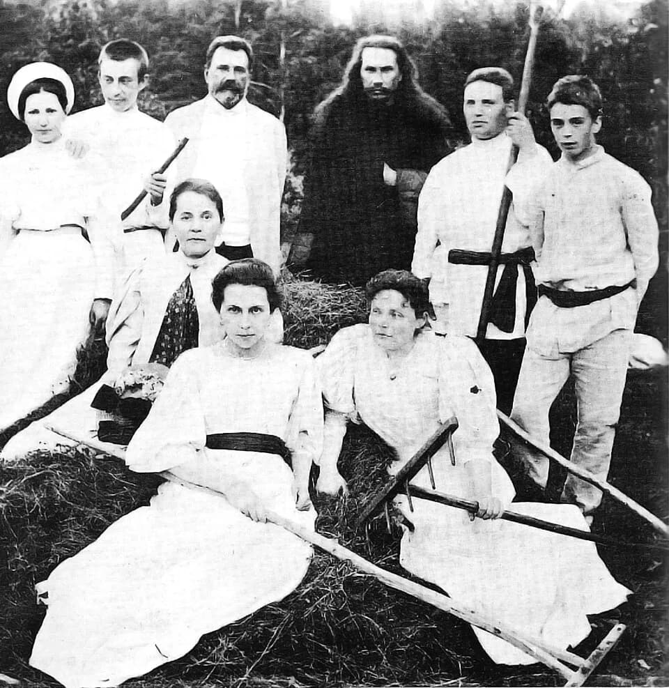 Sergei Rachmaninoff - Rachmaninoff at Ivanovka, mid 1890s.
(standing, L to R) Sofiya Satina, Rachmaninoff, Alexander Satin, Father Nikolay, Yuly Kreytser, and Mikhail Bakunin
(seated, L to R) Varvara 