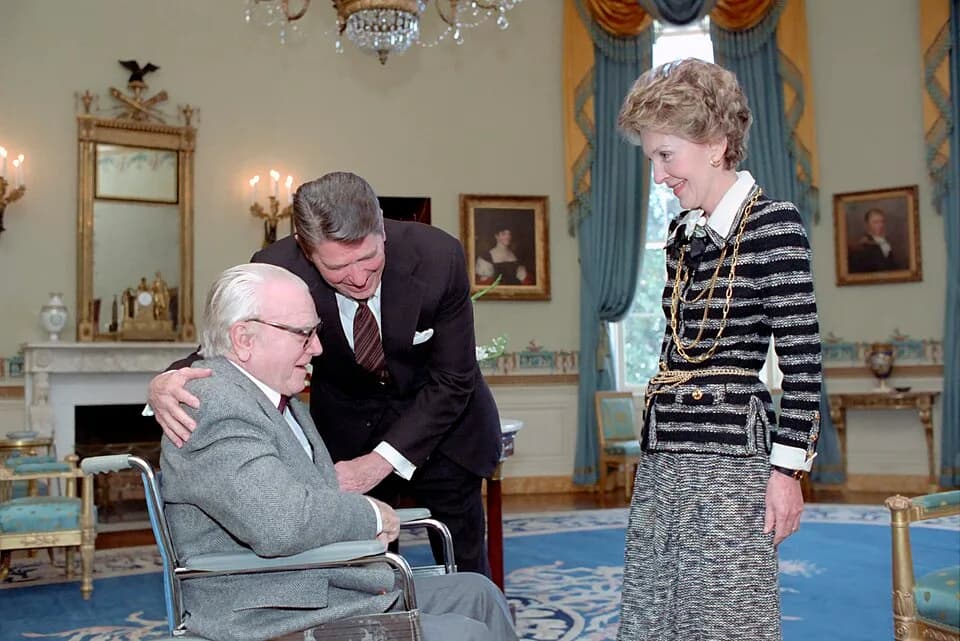 James Cagney - President Ronald Reagan and Nancy Reagan Talking with James Cagney Recipient of The Medal of Freedom in The Blue Room - DPLA - 4efd25b929834258d1b523862d2861de.jpg