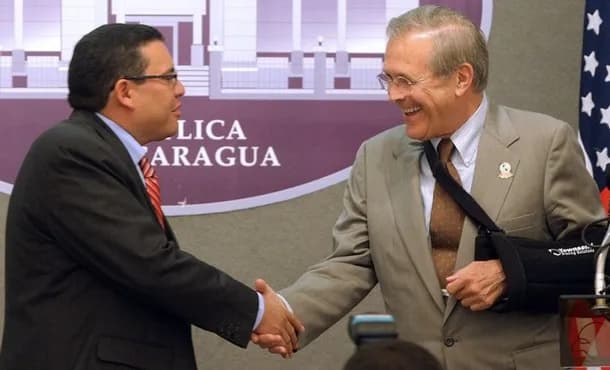 Donald Rumsfeld - Avil Ramírez, ministro de Defensa de Nicaragua y Donald Rumsfelds, Secretario de Defensa de los Estados Unidos al finalizar Conferencia de Prensa en Managua