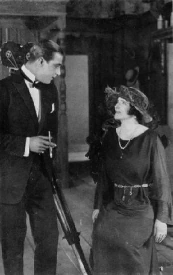 Gloria Swanson - Elinor Glyn & Rudolph Valentino - Project Gutenberg eText 16692.png