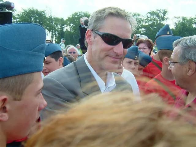 Charles Lindbergh - Erik Lindbergh vient à Québec quatre-vingts ans après son grand-père Charles Lindbergh. Il rencontre des cadets de l'air.