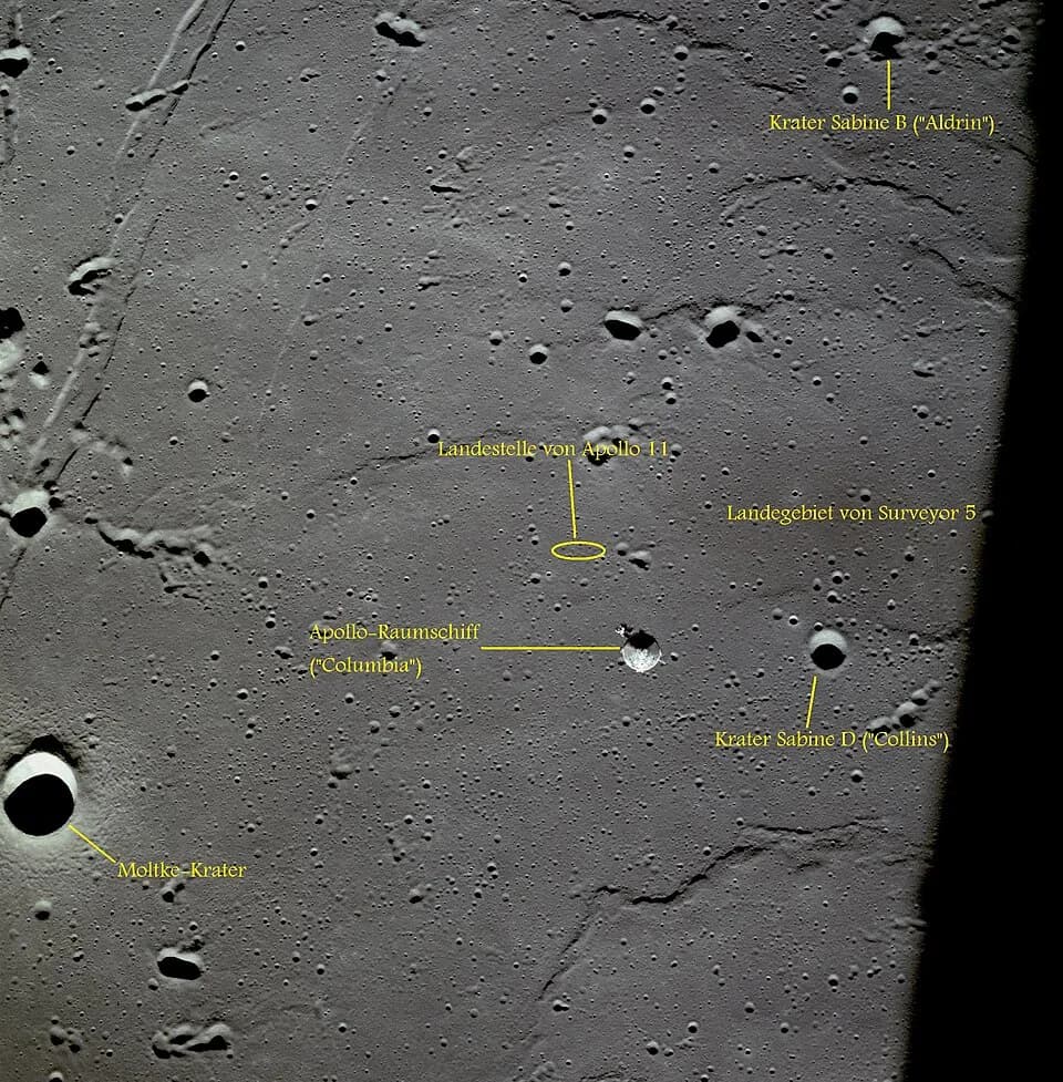 Michael Collins - Landestelle der Apollo-11-Mondfähre im Meer der Ruhe. Das Foto zeigt das Apollo-Raumschiff sowie die Moltke- und Sabine-Krater.