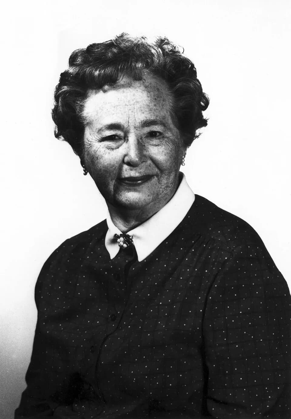 Gertrude B. Elion - Title: Portrait: Gertrude Elion
Description: Portrait of Gertrude Elion, former receipient of Noble Prize in Physiology or Medicine related to transplantation.
Subjects (names):