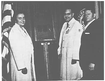Rosalyn Sussman Yalow - Kenneth Sterling, M.D. (center), standing by the Middleton Award with Rosalyn Yalow, Ph.D. (left) and Bronx VA Medical Center Director Harold Jaffrey (right)