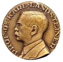 Karl Landsteiner - De Landsteiner penning zoals afgebeeld op de Landsteiner plaquette voor bloeddonore.De afbeelding stond op onze Wikipedia en is dor mij digitaal "uitgeknipt". De beeldhouwer Jac.J.
