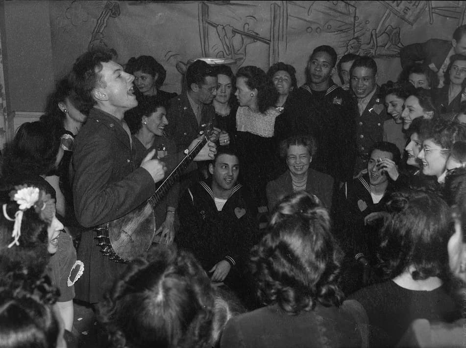 Pete Seeger - Noted folk singer Pete Seeger entertaining at the opening of the Washington labor canteen, sponsored by the United Federal Labor Canteen, sponsored by the Federal Workers of America, Con