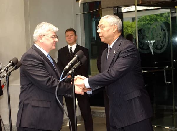 Colin Powell - Joschka Fischer und Colin Powell 2005.jpeg