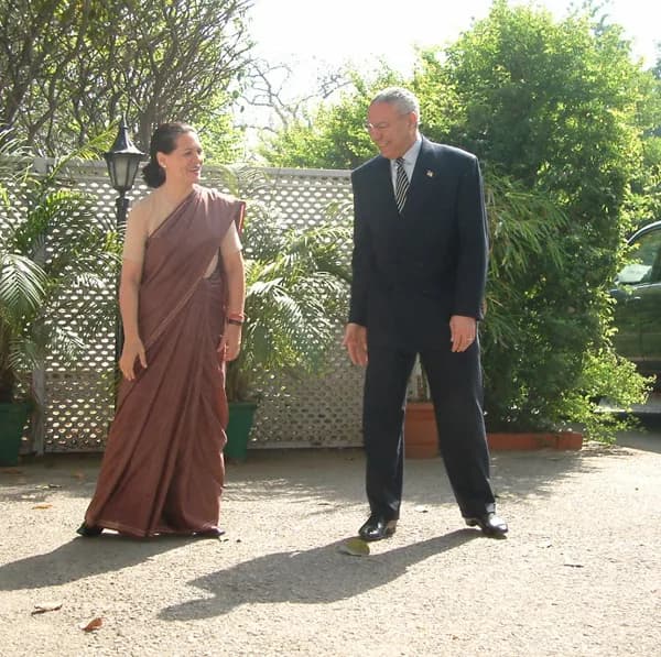 Colin Powell - Colin Powell meets with opposition leader Sonia Gandhi, Sheraton Hotel. New Delhi, India.