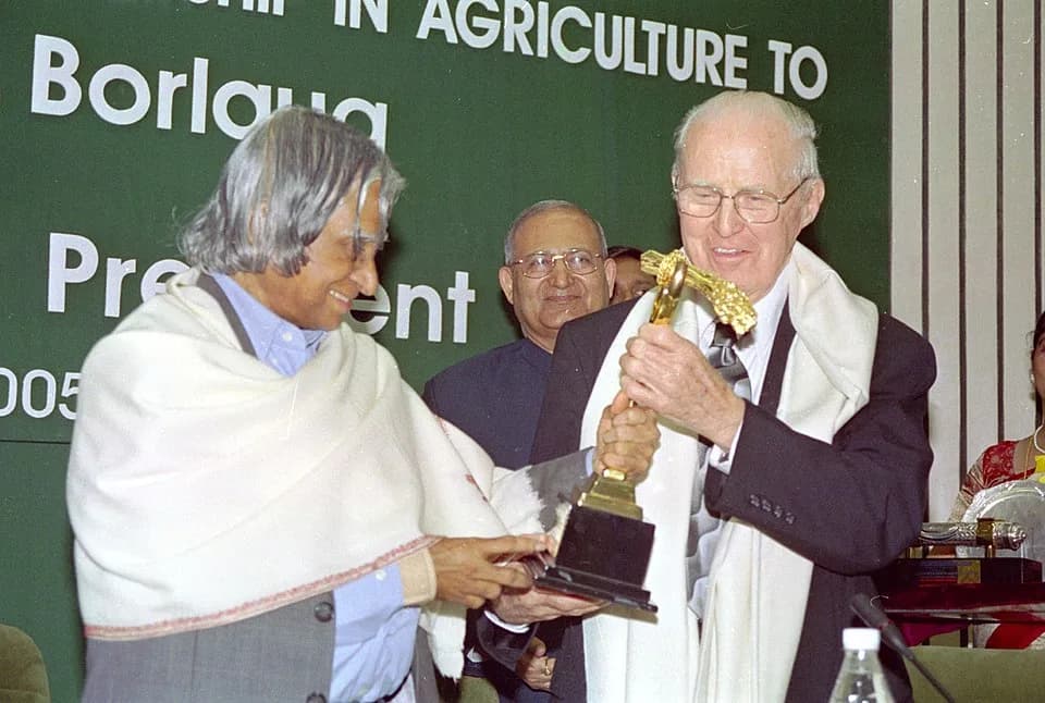 Norman Borlaug - The President Dr. A.P.J Abdul Kalam presenting the First Dr. M.S. Swaminathan Award for Leadership in Agriculture to Dr. Norman E. Borlaug at an Award function in New Delhi on March 1
