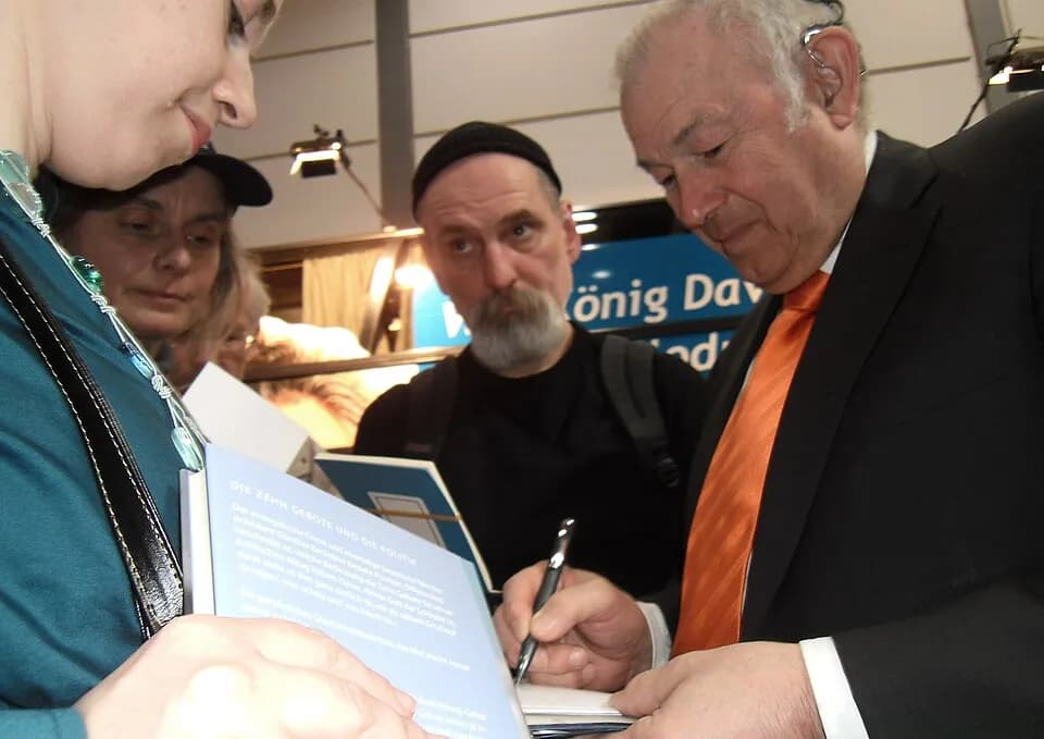Billy Graham - Günther Beckstein (* 1943) signiert sein Buch Die Zehn Gebote auf der Leipziger Buchmesse im März 2011