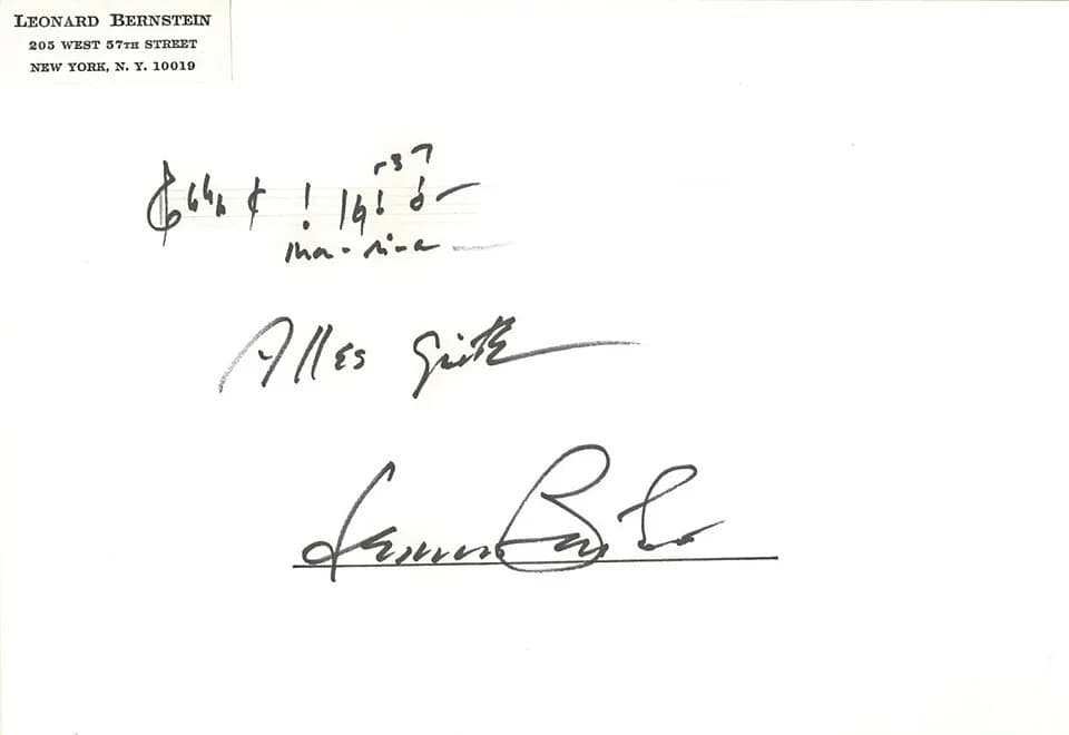 Leonard Bernstein - Leonard Bernstein, Albumblatt mit Notenzitat "Maria", "Alles Gute" und Unterschrift, mit Adresskleber Bernsteins