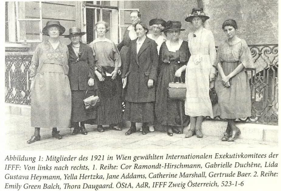 Emily Greene Balch - IFFF Exekutivkomitee 1921 in Wien. Vorne: Cornelia Ramnodt-Hirschmann, Gabrielle Duchêne, Lida Gustava Heymann, Yella Hertzka, Jane Addams, Catherine Marshall, Gertrud Baer. Hinte