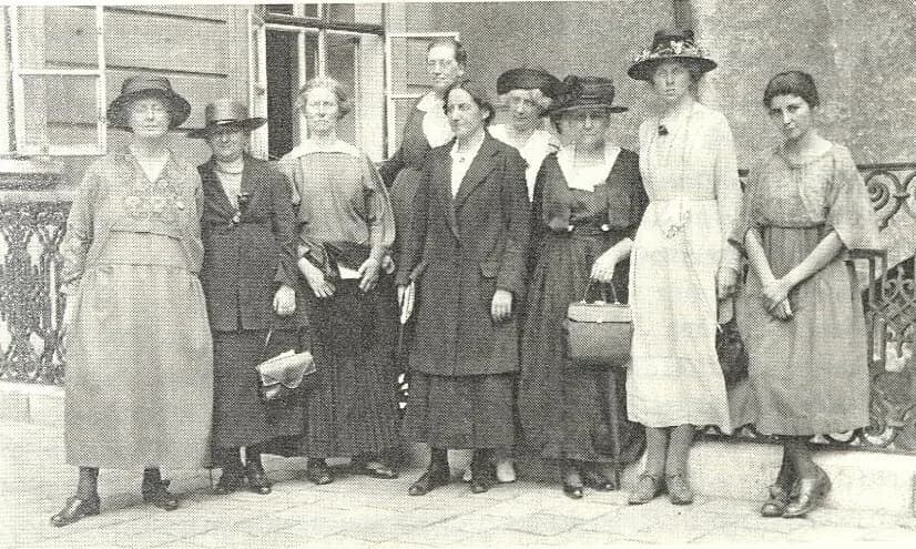 Emily Greene Balch - IFFF Exekutivkomitee 1921 in Wien. Vorne: Cornelia Ramnodt-Hirschmann, Gabrielle Duchêne, Lida Gustava Heymann, Yella Hertzka, Jane Addams, Catherine Marshall, Gertrud Baer. Hinte