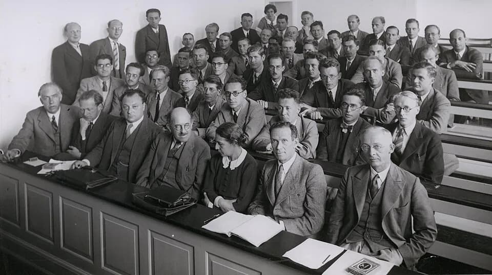 Emilio G. Segrè - Bohr Heisenberg Pauli Meitner u.a. 1937 (cropped)