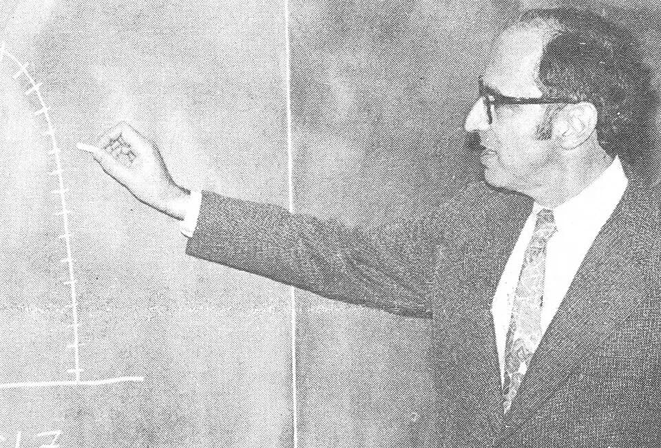 Thomas Kuhn - Thomas Kuhn drawing on a blackboard