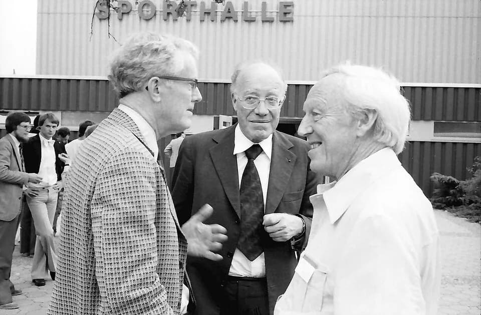 Edward Mills Purcell - 1979 Nobelpreisträgertagung Physik; Eröffnung der NPT Tagung (25.6.79): Gruppen stehend vor Sporthalle Edward M. Purcell, H. Maier-Leibnitz, Hannes Alfvén