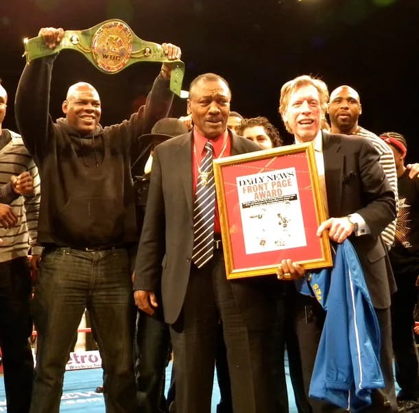 Joe Frazier - The New York Daily News editor-in-chief Kevin Convey (on the right) presented Joe Frazier (center) with the Daily News Front Page Award in 2011.