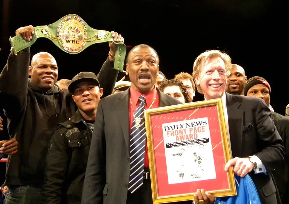 Joe Frazier - The New York Daily News editor-in-chief Kevin Convey (on the right) presented Joe Frazier (center) with the Daily News Front Page Award in 2011.