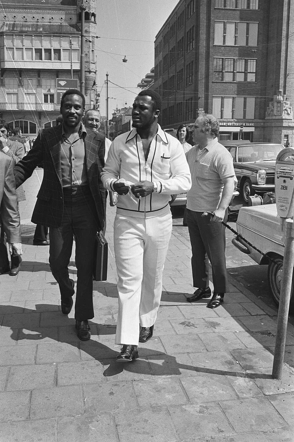 Joe Frazier - Collectie / Archief : Fotocollectie Anefo
Reportage / Serie : [ onbekend ]
Beschrijving : Joe Frazier in Amsterdam
Datum : 15 mei 1971
Locatie : Amsterdam, Noord-Holland
Trefwoorden : ba