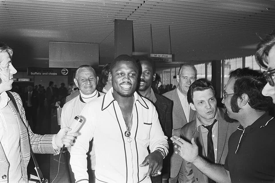 Joe Frazier - Collectie / Archief : Fotocollectie Anefo
Reportage / Serie : [ onbekend ]
Beschrijving : Aankomst van Joe Frazier op Schiphol
Datum : 15 mei 1971
Locatie : Noord-Holland, Schiphol
Trefw